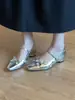 Sapatilhas decorativas quadradas de tira única com cabedal em couro, sapatilhas 2026 de bico fino para mulheres, outono estilo francês novo design com flores de strass