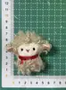 2027 Nuevo Bufanda de Felpa de Dibujos Animados Colgante de Muñeco de Oveja Pequeña Accesorios para Tocados DIY Bolsas Ropa para Niños Accesorios de Vestir