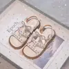 Sandálias estilosas para meninas 2026 verão novos sapatos infantis da moda, sapatos de princesa com laço para crianças, sandálias romanas antiderrapantes de bico aberto