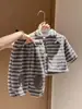 Traje de Peluche Rayado para Niño Pequeño Bebé e Infantil Otoño e Invierno Engrosado Conjunto de Dos Piezas 2025 Nuevo Invierno Traje para Bebé Niño