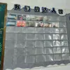 Bolsas colgantes transparentes para organizar el rincón de lectura en un jardín de infantes, bolsas transparentes para materiales de diseño ambiental y una decoración de pared temática para mostrar mensajes