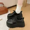 Sapatos pretos de couro com sola grossa, que aumentam a altura, para mulheres baixinhas, estilo britânico, 2026, mocassins elegantes com cadarço para primavera/outono
