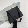 2025 Nova Bolsa Quadrada Reta Estilo Coreano Retrô Rombo Casual Superfície Macia Grande Capacidade Ombro Único Transversal Bolsa Feminina Personalizada