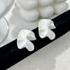 Brincos de Flor Geométrica Branco Creme de Moda Luxo Leve Francês para Mulheres, Brincos Simples, Únicos, Versáteis e de Alta Qualidade
