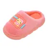 Novas pantufas infantis de algodão 2026, com estampas de desenhos animados e etiquetas, com forro espesso e felpudo para aquecimento, adequadas para uso interno; disponível para dropshipping