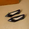Novos sapatos femininos de verão confortáveis, bico fino francês, salto baixo, boca rasa, laço, sapatilhas nude inspiradas em Chanel