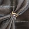 JZ004 Anillo de protección de línea simple con microdiamantes en forma de V para mujer, de acero de titanio y oro rosa.