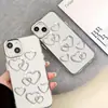 Funda Blanda Estilo Coreano con Forma de Corazón y Agujero Grande Adecuada para iPhone 17 Pro Max, Botones Metálicos Apple 16, Diseño de Nicho para iPhone 15