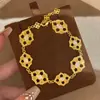 Pulseira de trevo de quatro folhas vazada em formato de losango escovado de luxo leve, versátil e deslumbrante, com toque de alta qualidade e diamantes cintilantes