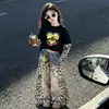 Traje de Primavera y Otoño para Niñas 2026 Nuevo Elegante Estampado de Leopardo Falso Dos Piezas Sudadera con Capucha Pantalones de Pierna Ancha Conjunto Casual de Dos Piezas Moderno Infantil