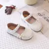 Nuevos zapatos de princesa estilo chino para niñas, con suela suave, diseño antideslizante y adecuados para actuaciones.. Estos nuevos artículos de otoño son zapatos de cuero con adornos de perlas para niños, perfectos para combinar con un cheongsam.