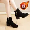 Botas Chelsea Femininas de Couro Fosco com Salto Grosso Cano Curto 2026 Outono/Inverno Novas com Zíper Lateral Botas Martin Quentes com Pelúcia
