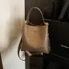 Bolso Pequeño Retro Texturizado de Gama Alta para Mujer 2026 Nueva Moda Bolso Cruzado Versátil Bolso Cubo Super Popular para Llevar en la Mano