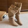 Botas Longas de Camurça Hot Girl Bico Fino Salto Agulha Femininas Salto Alto Botas Enrugadas 2025 Nova Fivela de Cinto Longas Plissadas de Salto Alto