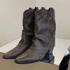 Botas de Caballero Estilo Retro Británico 2026 Remache Punta Fina Tacón Medio Sin Cierre Bota de Media Pantorrilla Adelgazantes Elegantes Botas de Moda
