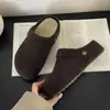 Chinelos de pelúcia estilo Birkenstock com sola grossa para aumentar a altura para mulheres, novos chinelos de algodão fechados para outono e inverno de 2026