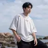 Camiseta redonda com estampa de design estilo americano para homens, manga curta, marca da moda verão 2026, corte solto, camiseta esportiva casual de meia manga