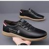 Zapatos casuales de cuero para hombre primavera nuevos transpirables antideslizantes zapatos de frijol suela suave resistentes al desgaste zapatos de papá zapatos para conducir de un paso