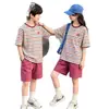Conjunto Nuevo Estilo Verano 2026 para Niñas con Cuello Bloque de Color, Mangas Cortas Rayadas Raglán, Conjunto de Pantalones de Cinco Puntos Anchos de Color Sólido