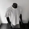 Camiseta curta de manga curta estilo americano, resistente, com detalhes de rebites e ombreiras, para homens, com design cool e moderno, top casual de nicho