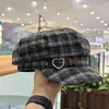Otoño 2025 Cinturón Amor Gatito Nuevo Sombrero Octagonal a Cuadros Sombrero de Pintora para Mujer Sombrero de Boina con Cara Descubierta Lindo