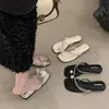Sandalias de Verano Plateadas de Tacón Bajo con Tira para el Dedo del Pie y Perlas 2026 Nuevo Estilo Francés Chanclas Pequeñas con Pedrería para Uso Exterior de Mujer