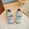 Zapatos de cuero con lentejuelas estilo hada para niñas, nueva colección primavera/otoño 2026, bailarinas de suela blanda con tiras cruzadas y adornos de perlas, zapatos de princesa