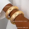 Set de Dos Pulseras Grandes Exageradas Sencillas Texturizadas para Mujer para Apilamiento a la Moda