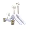Loja de roupas infantis branco lavado branco antigo cabide antiderrapante de madeira maciça clipe para calças gancho de gerente de loja de roupas infantis cabide de madeira personalização