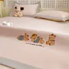 Juego de Tres Piezas de Alfombrilla Refrigerante de Seda de Hielo Grado Materno e Infantil Clase A, Sensación Refrescante de Verano, Lavable a Máquina, Estilo Sábana de Cama Suave para Aire Acondicionado