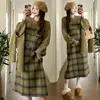 Traje de Otoño e Invierno 2024 Moda Coreana Suéter Holgado de Maternidad con Bufanda + Falda de Tirantes de Lana a Cuadros de Maternidad