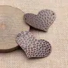 Colgante de aleación multicolor de 47x31 mm y 5,3 g, conector de corazón curvo con patrón martillado, Zakka