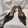 Chinelos Elegantes Versáteis Estilo Francês Bico Fino Laço Slip-On 2025 Novo Modelo Costas Abertas Bico Fechado Sandálias de Salto Fino para Uso Externo para Mulheres