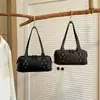 2026 Nova Bolsa de Ombro Fashion Versátil Estilo Europeu e Americano com Efeito Rachado e Detalhes em Metal