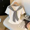 Camiseta Feminina de Verão Estilo Coreano Doce Estilo College com Gola Azul Marinho de Manga Curta e um Elegante Top com Xale Listrado Dois em Um