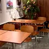 Cafetería estilo medieval Combinación de mesa y silla de tablero oceánico Tienda de postres de té con leche Restaurante coreano Mesa cuadrada pequeña de madera maciza Comercial