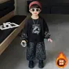 Conjunto de Moletom Duas Peças para Meninos Outono/Inverno 23 Estampa de Leopardo com Forro de Lã 2025 Novo Tendência e Cool Bebê Menino Aconchegante
