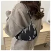 Bolsa de Ombro Feminina Crescente Bordada em Tons Pastel - Bolsa Hobo Acolchoada Azul Claro Fofa com Costura Arco-Íris, Mini Bolsa de Ombro Tendência para Uso Diário Casual e Passeios de Fim de Semana