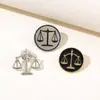 Broche Balanza de Justicia Simple Transfronteriza Insignia de Mantenimiento del Orden Público Pin Divertido Insignia de Sombrero Accesorios