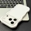 Funda dos en uno de color macarrón con borde ondulado, adecuada para Apple 18, cubierta protectora para iPhone 17 amigable con la piel y antideslizante