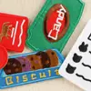 En Stock Nuevo Etiqueta Bordada Transfronteriza Divertido Dibujo Animado Inglés Parche de Galleta En Stock Parche Bordado Accesorios Parche de Tela DIY