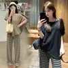 Conjunto de Maternidad Verano 2026: Conjunto de Maternidad: Top de Punto de un Hombro Estilo Relajado + Pantalones de Pierna Ancha a Rayas