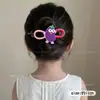 Um grampo de cabelo estiloso e versátil para mulheres, apresentando um design de bico de pato que não pressiona a parte de trás da cabeça, perfeito para criar penteados elegantes no outono e inverno.