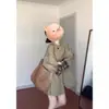Gabardina de Estilo Británico Retro de Gama Alta con Bloques de Color a Cuadros Silueta 2026 Otoño e Invierno Nuevo Abrigo Holgado Relajado para Mujer