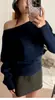 Outono/Inverno 2026 Novo Design Blusa de Tricô Ombro Único Manga Longa Feminina Estilo Francês Emagrecedora Cintura Suéter Camada Base