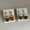 Brincos de tacha olho de tigre com tampa de metal escovado, com design para mulheres, retrô, luxo leve, modernos, da moda, versáteis, joias de orelha
