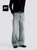 Jeans estiloso retro azul lavado para homens e mulheres, corte solto, estilo de rua, com efeito desgastado e esbranquiçado, perna reta, calça casual de perna larga