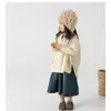 Novo Produto, Novo Estilo Chapéu Infantil, Chapéu de Lã com Flores Vazadas para Outono e Inverno, Chapéu de Tricô com Proteção para Orelhas para Meninas, Chapéu de Puxar para Bebê Menina