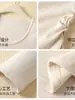 Camiseta feminina de manga longa, corte slim, com decote U amplo, pregas laterais, cintura marcada e barra curva, simples e versátil para usar em camadas