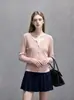 Elegante y favorecedor suéter de punto de manga larga con cuello en V para mujer, nueva colección otoño 2026, estilo 7140